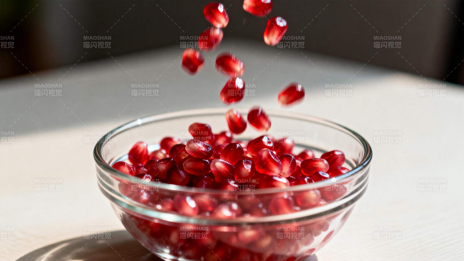 石榴籽落入碗中图片