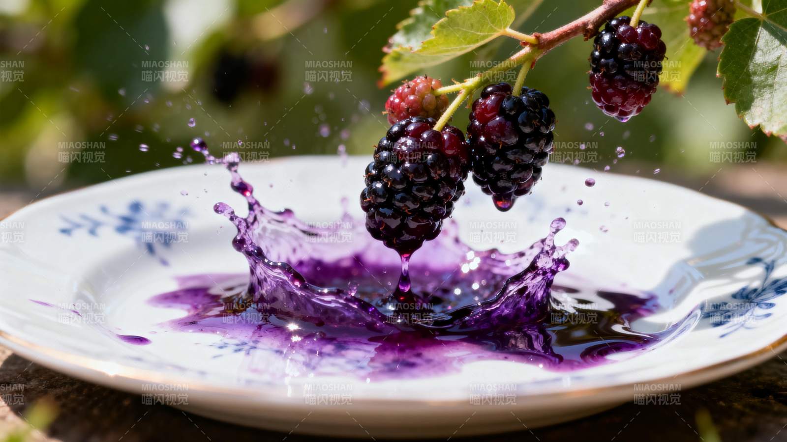 桑葚滴落瞬间图片