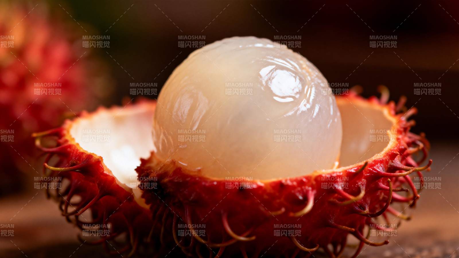 红毛丹果肉晶莹图片