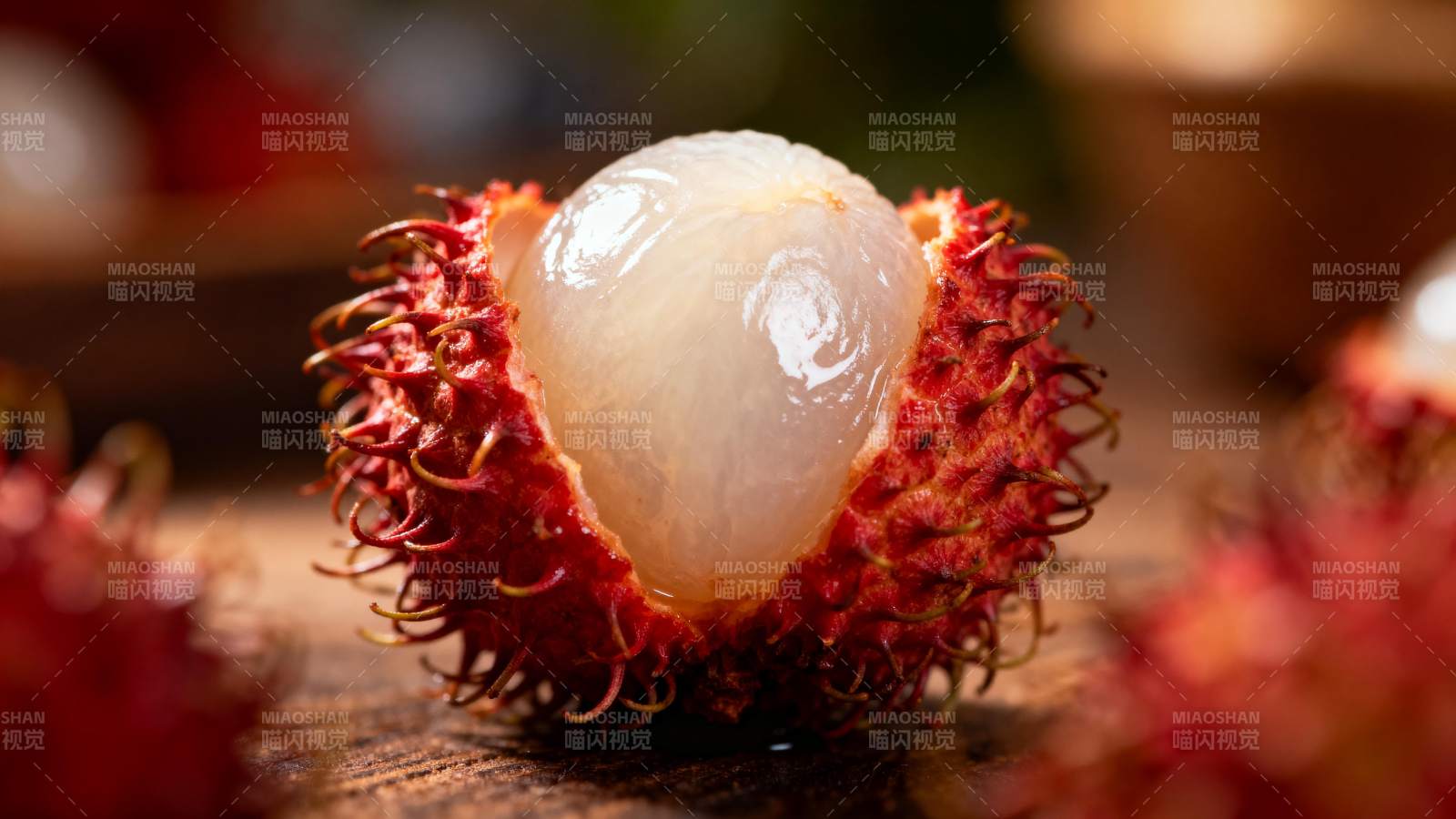 新鲜红毛丹果肉图片