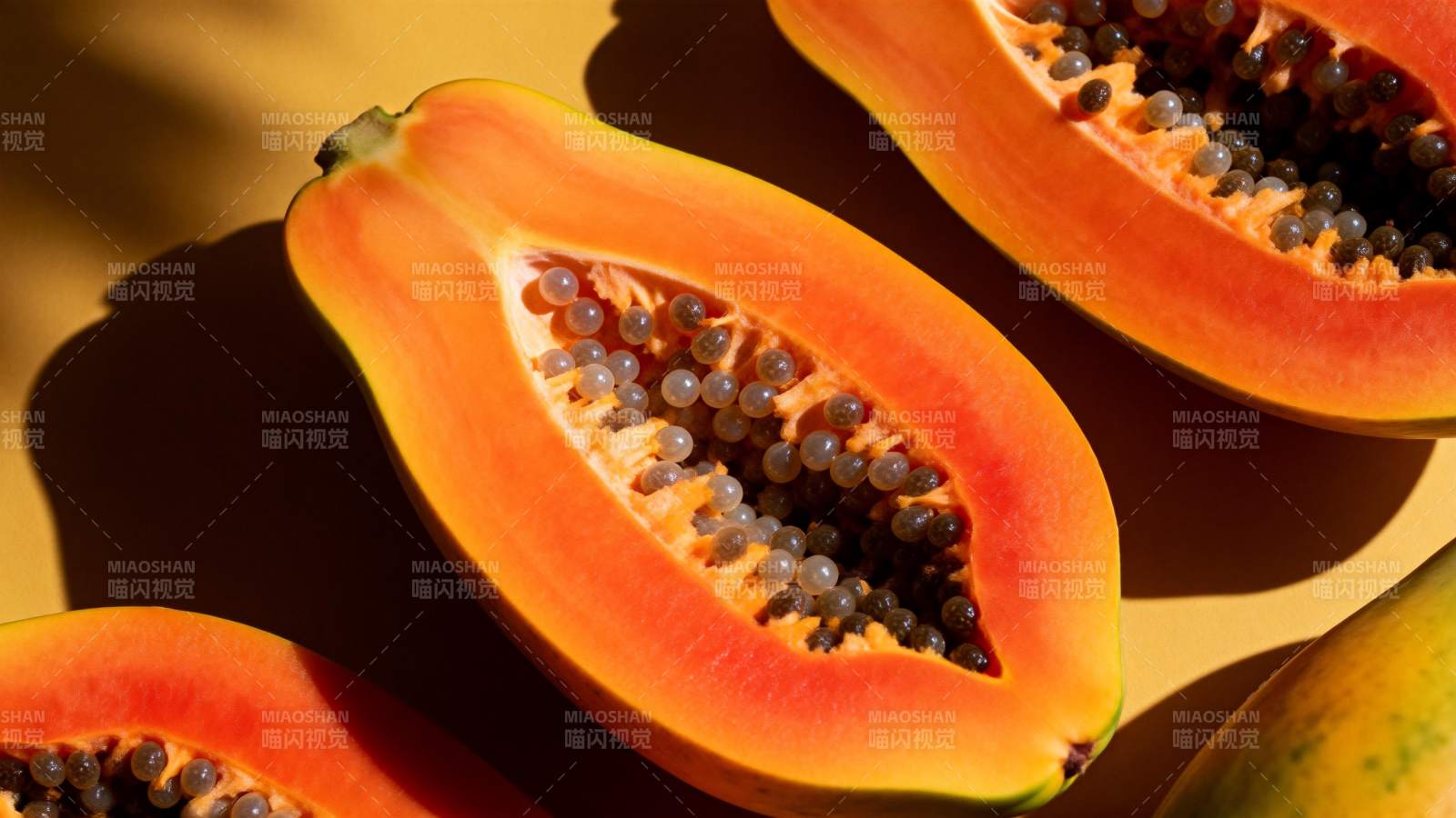 木瓜切开 果肉鲜嫩图片