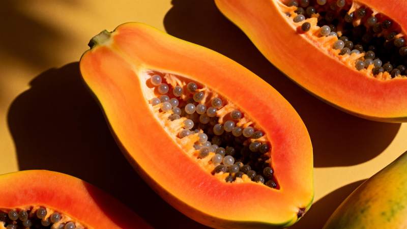 木瓜切开 果肉鲜嫩图片