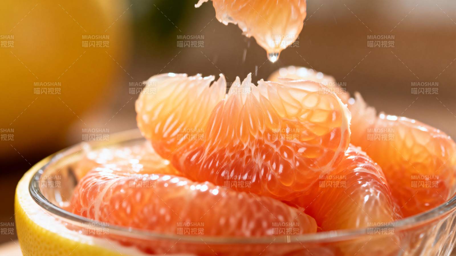 柚子果肉滴汁图片