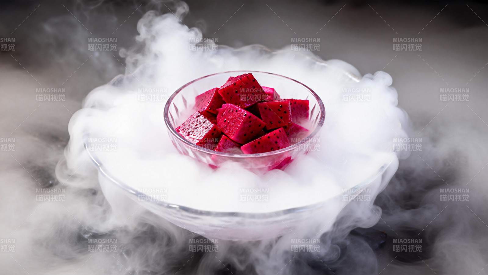 干冰烟雾中的红块图片