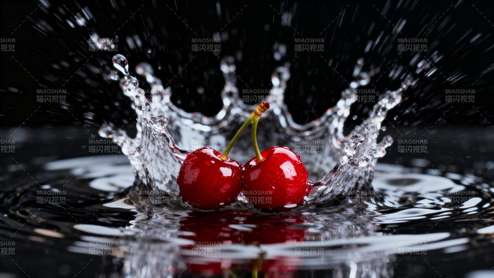 樱桃溅水瞬间图片