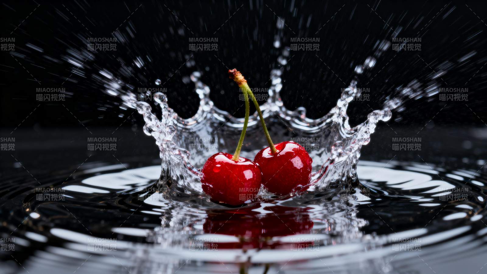 樱桃溅水瞬间图片