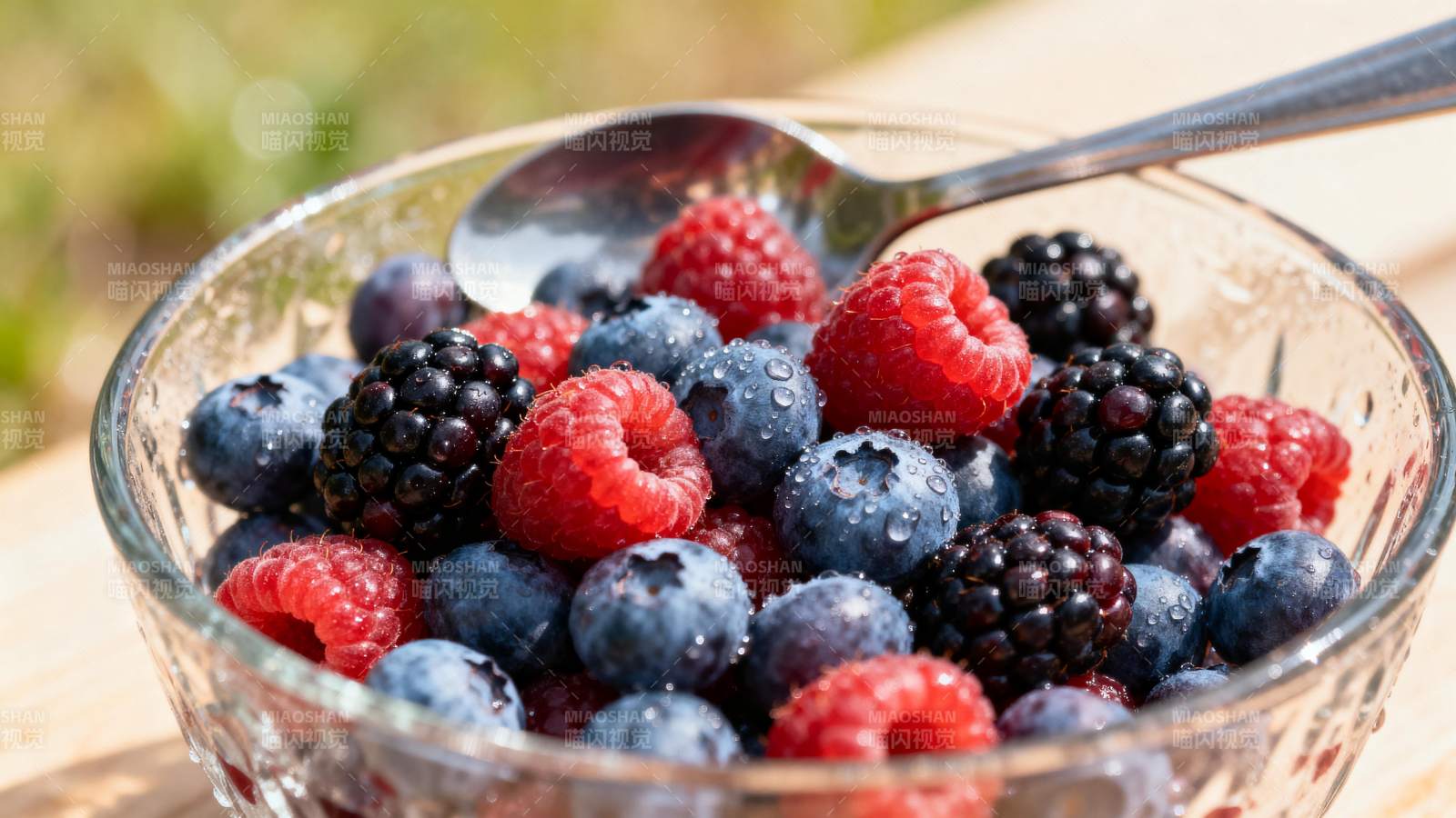 新鲜浆果盛碗中图片