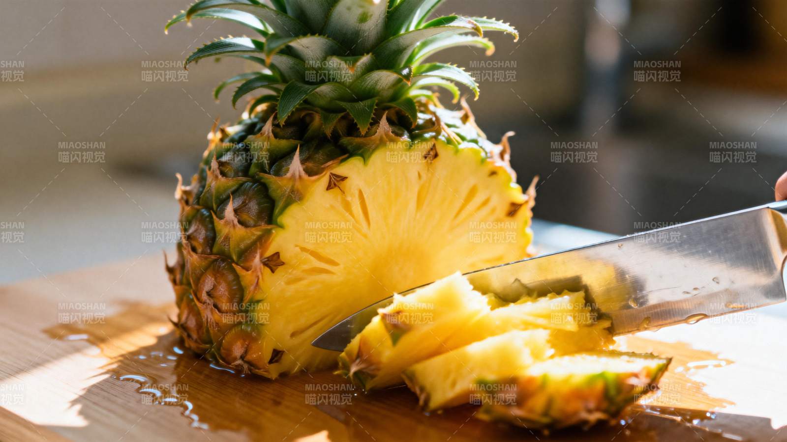 切菠萝的瞬间图片