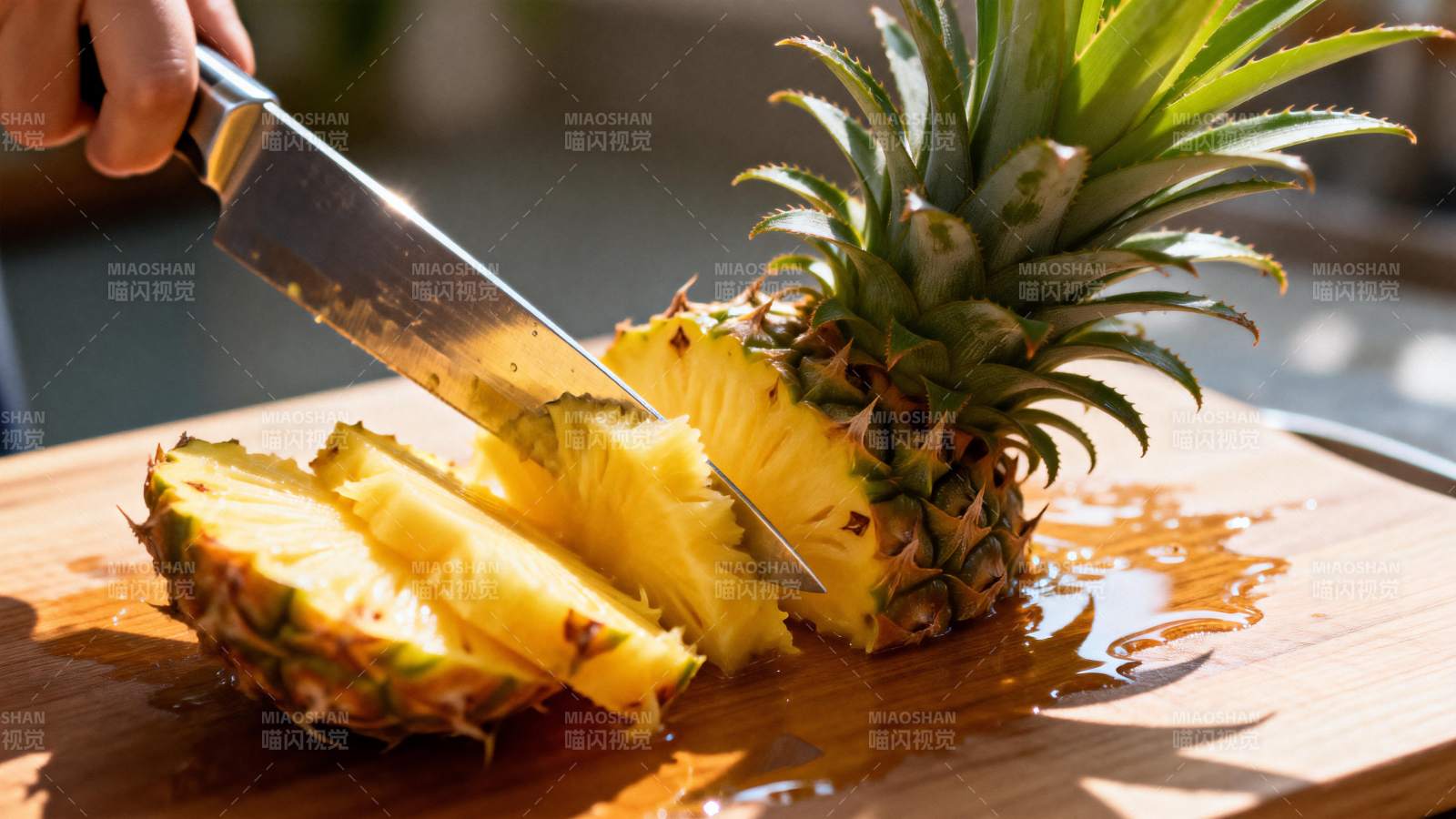 切菠萝的瞬间图片