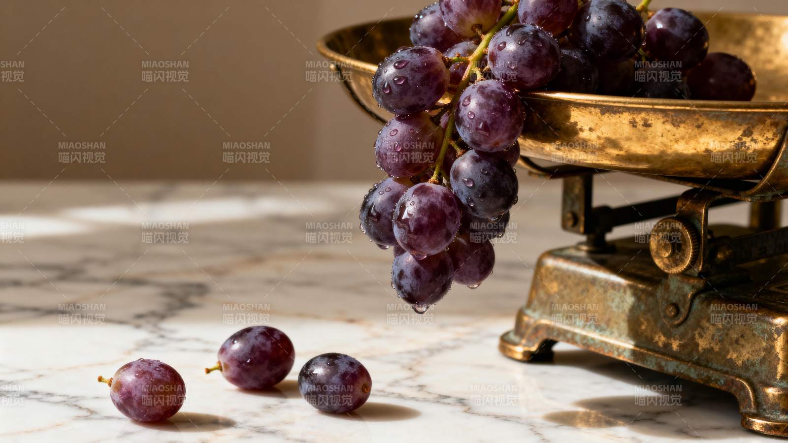紫葡萄与古秤图片