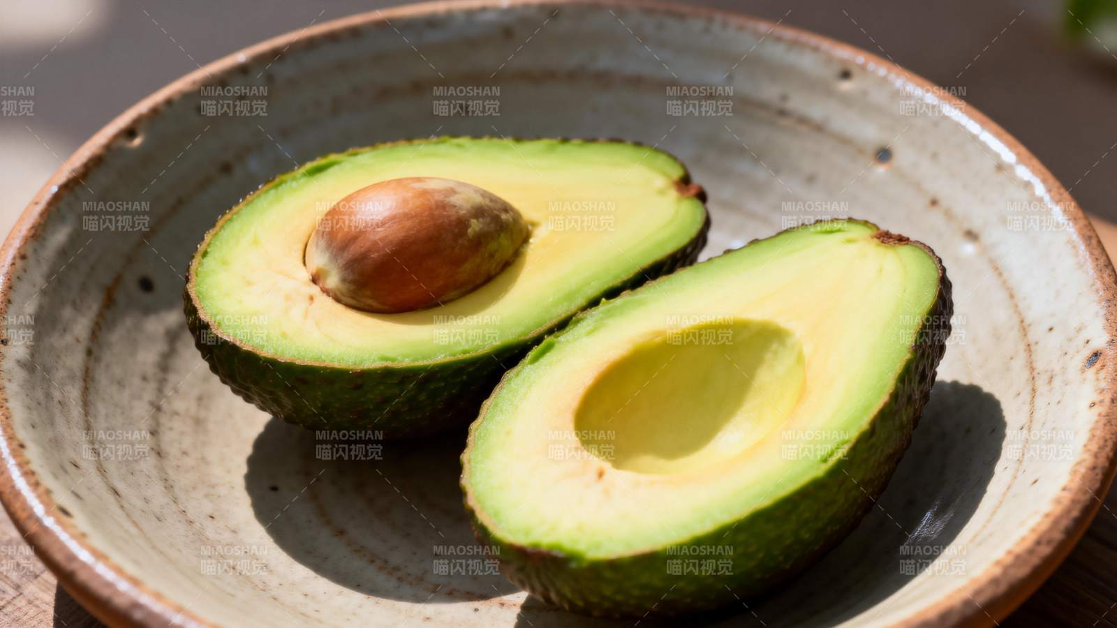 牛油果切半摆盘图片