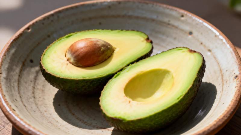 牛油果切半摆盘图片