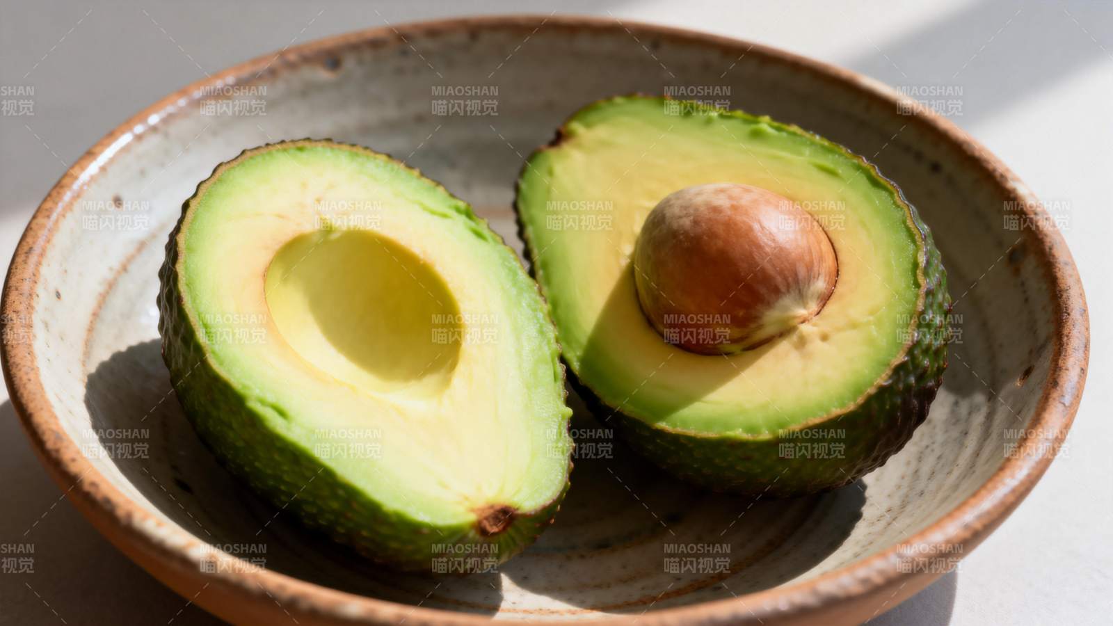 牛油果切开一半图片