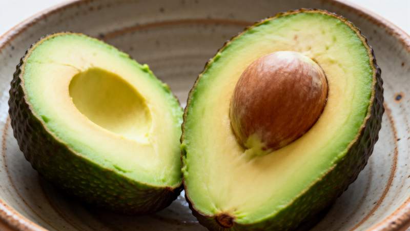 新鲜牛油果切开图片