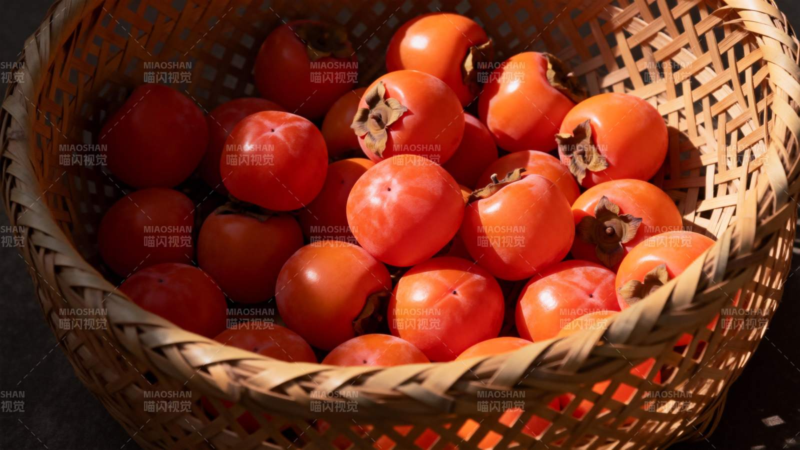 篮中鲜红柿子图片
