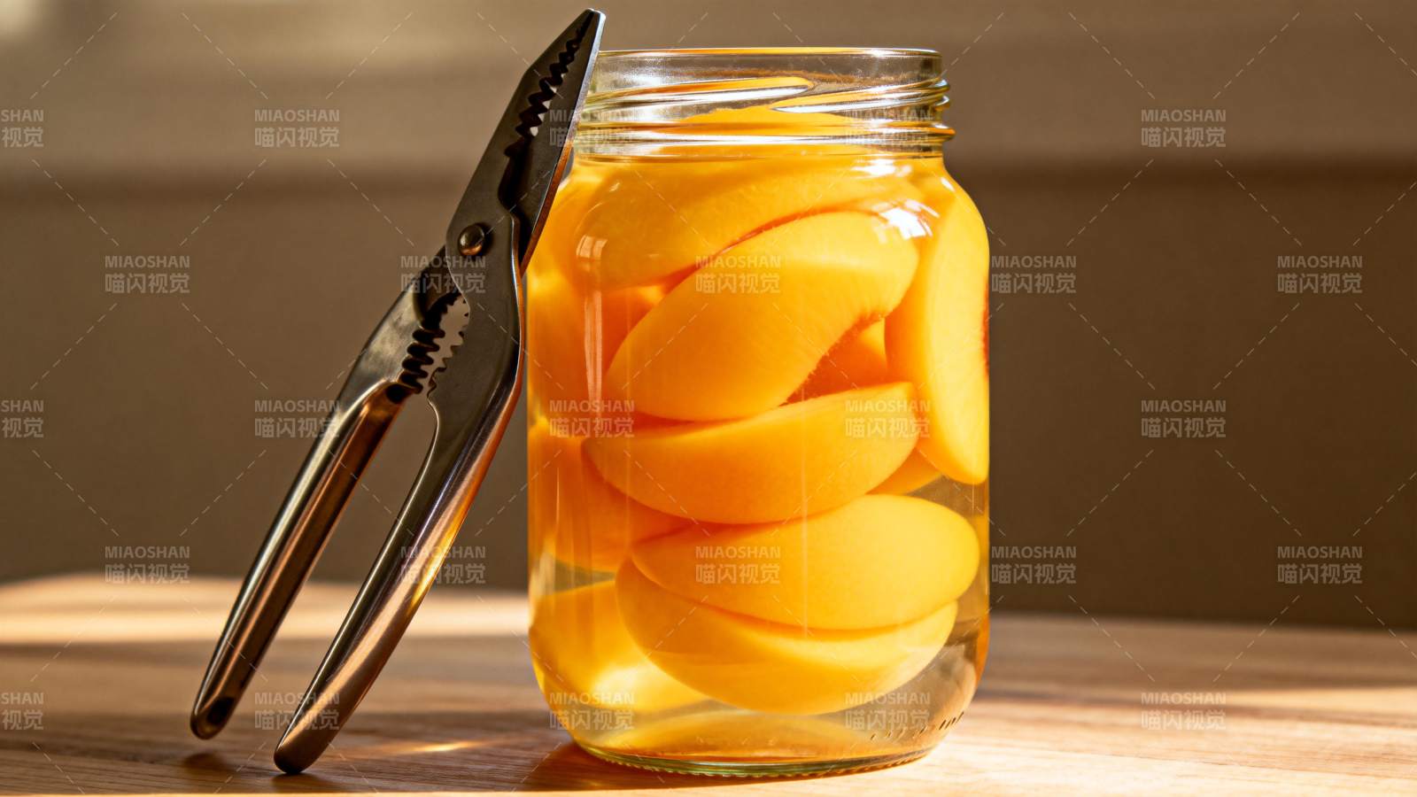 罐装杏子与夹子图片