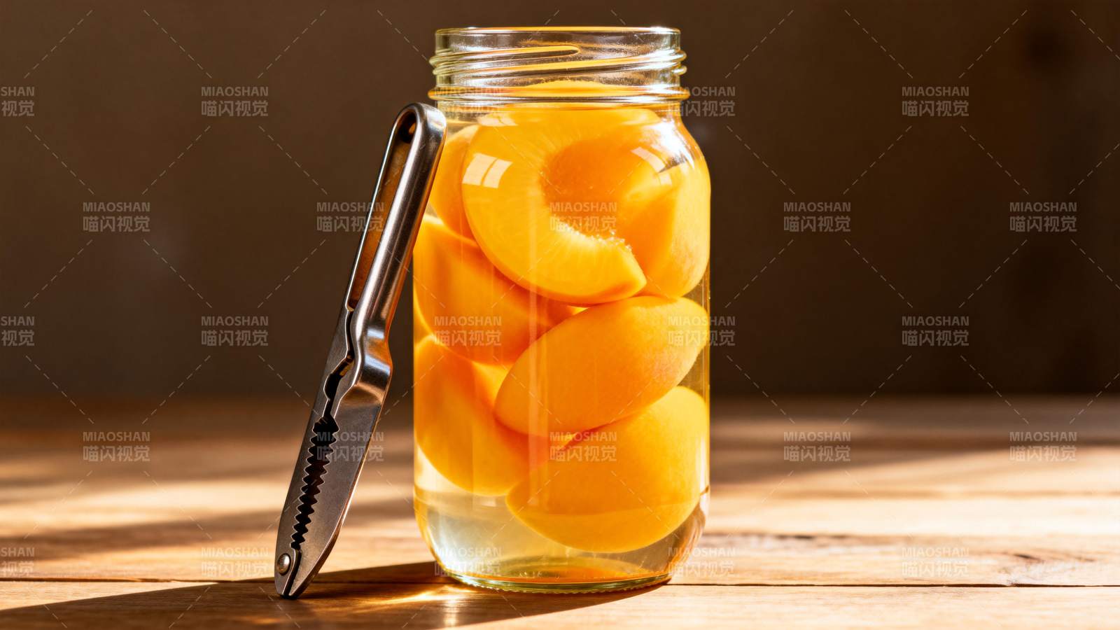 罐装杏子特写图片