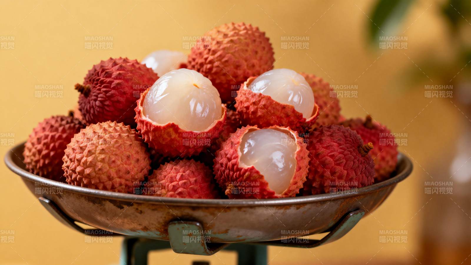 新鲜荔枝盛盘图片