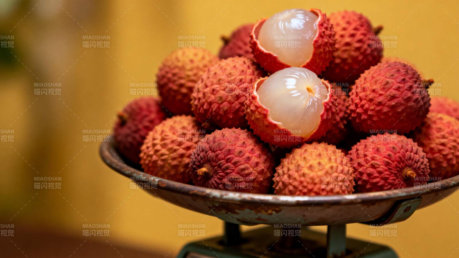 新鲜荔枝堆满盘图片