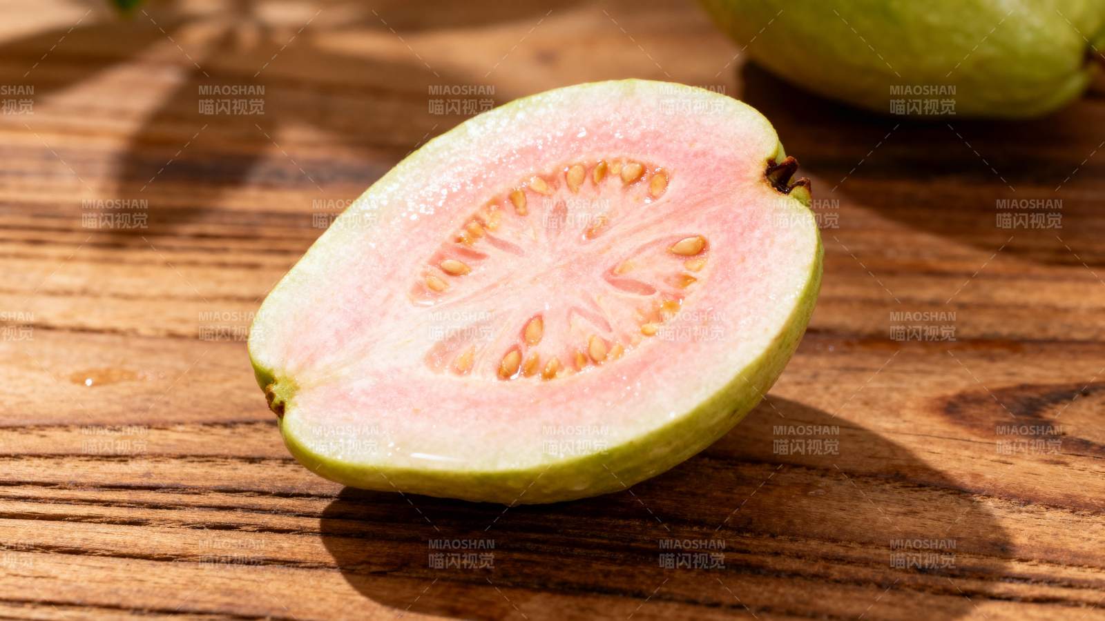 切开的番石榴图片