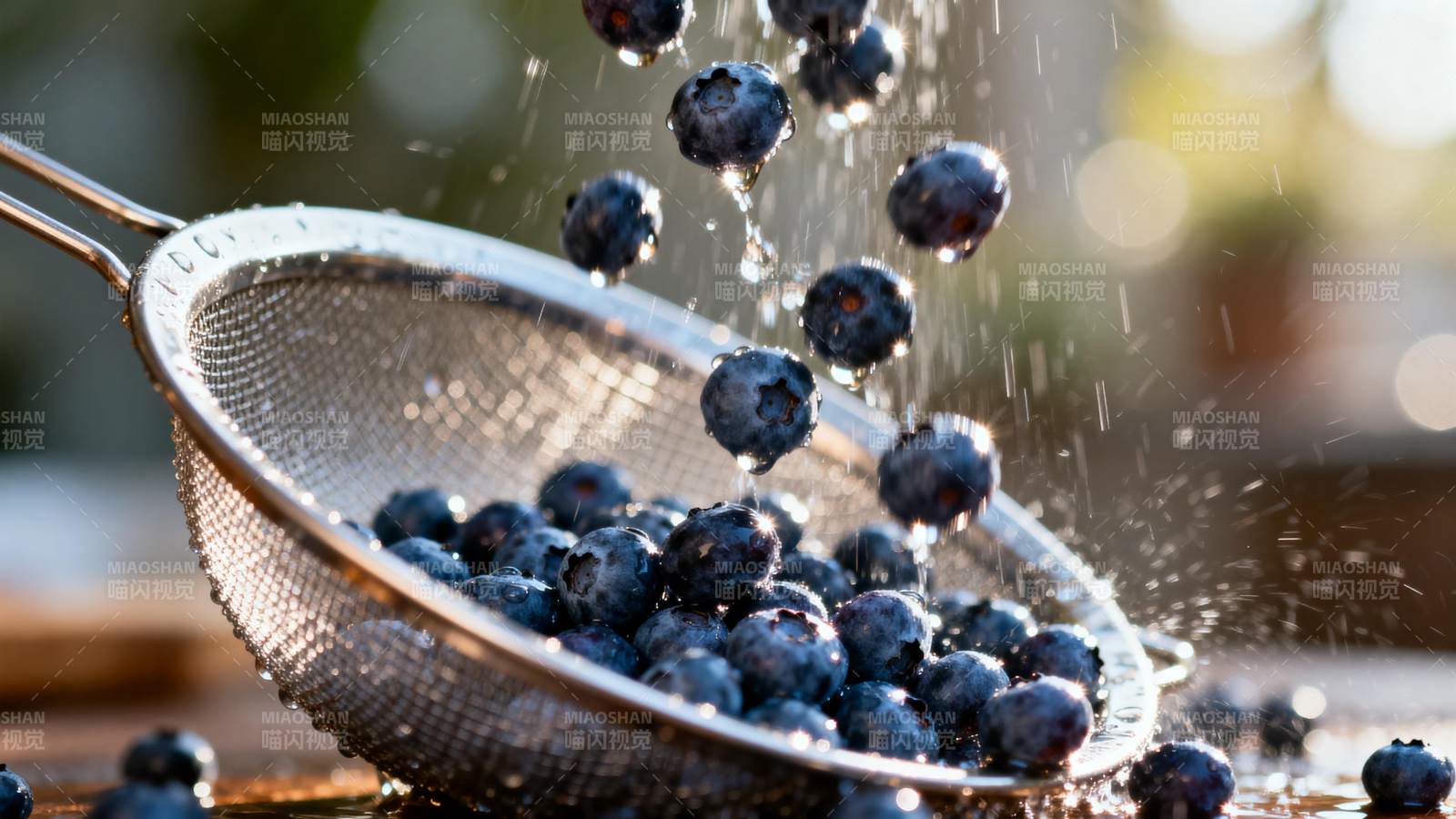 蓝莓筛洗瞬间图片