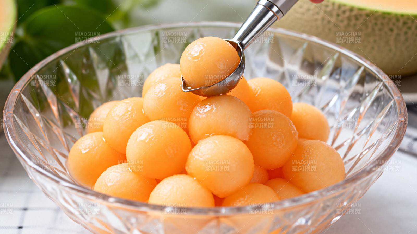 蜜瓜球盛碗中图片