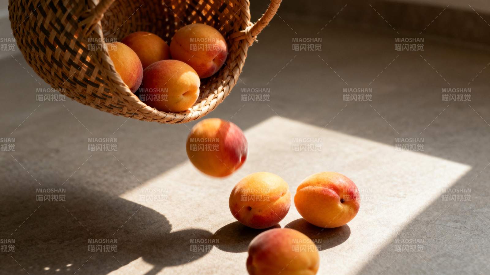 桃子从篮中滚落图片
