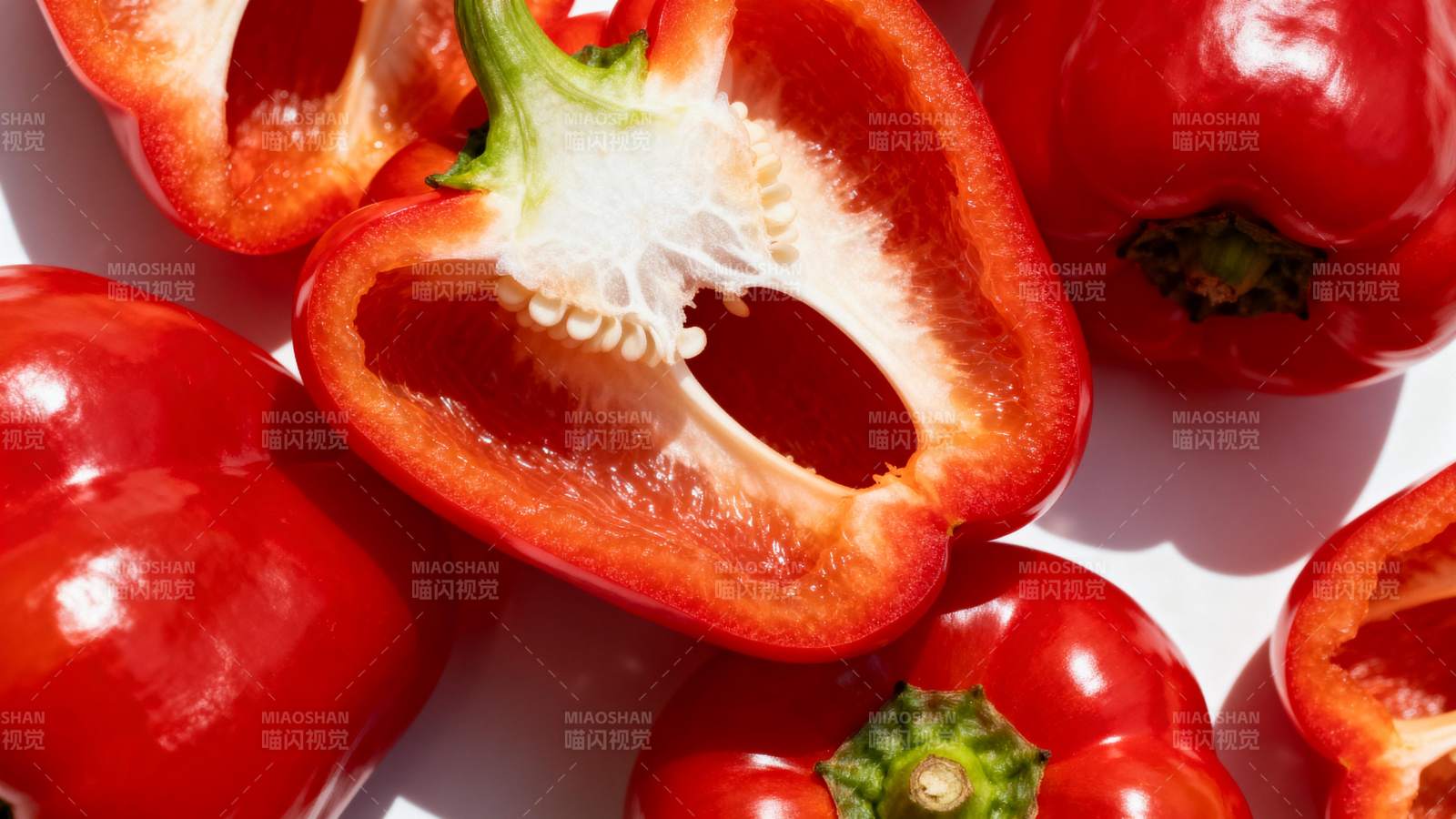 红椒切开鲜亮诱人图片