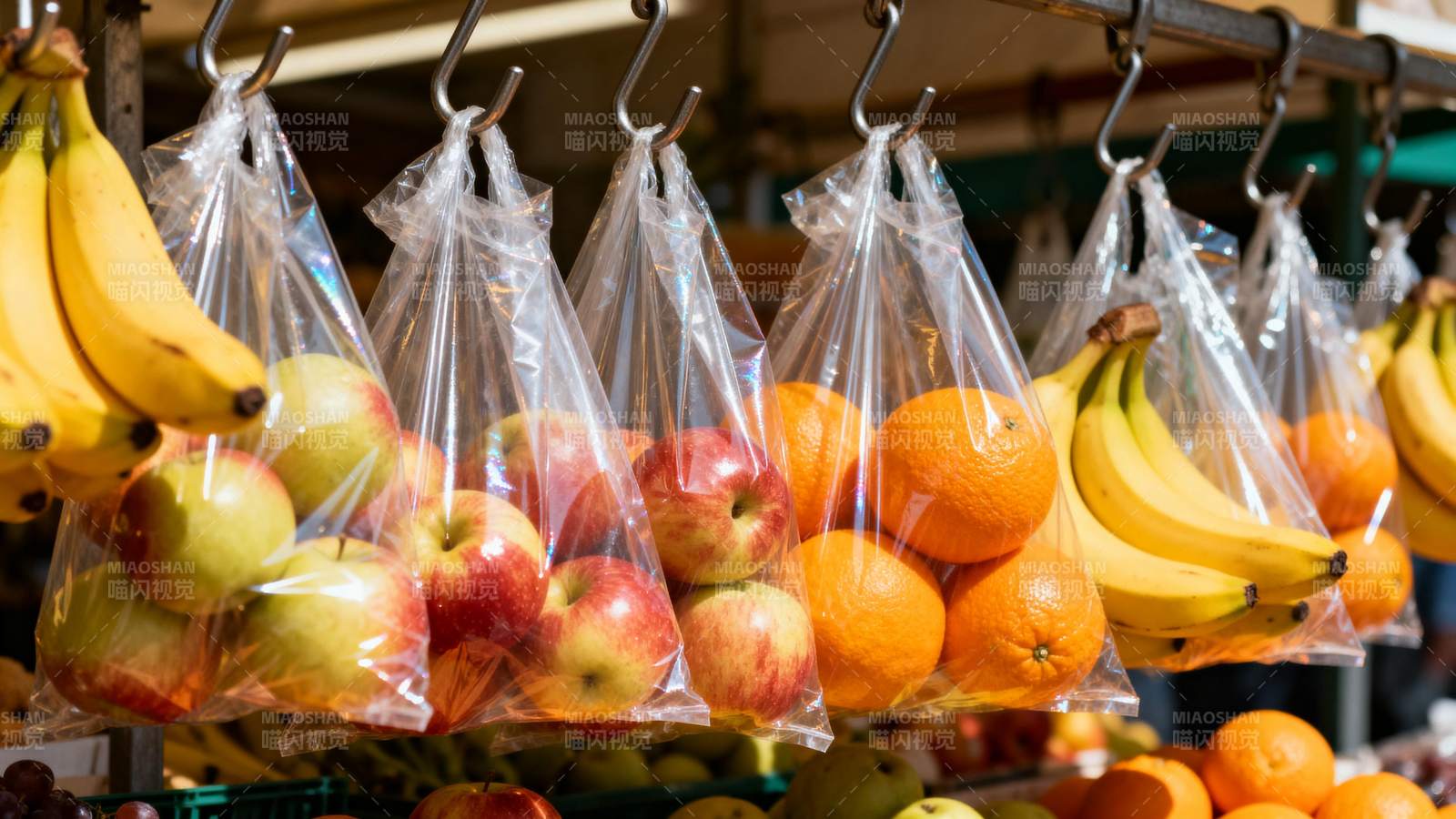 水果摊上的新鲜果袋图片