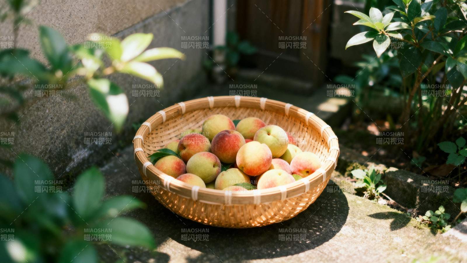 竹篮盛满新鲜桃子图片