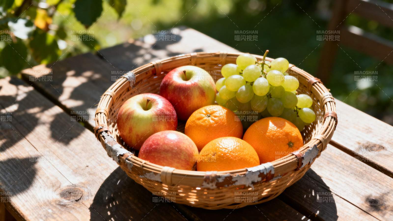 果篮满溢阳光下图片