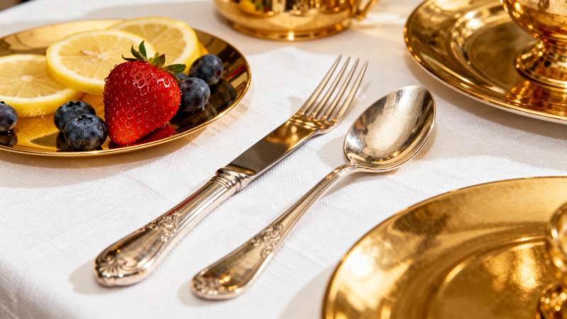 金器餐桌上的水果图片