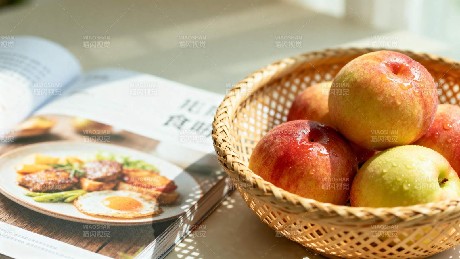果篮与食谱书图片