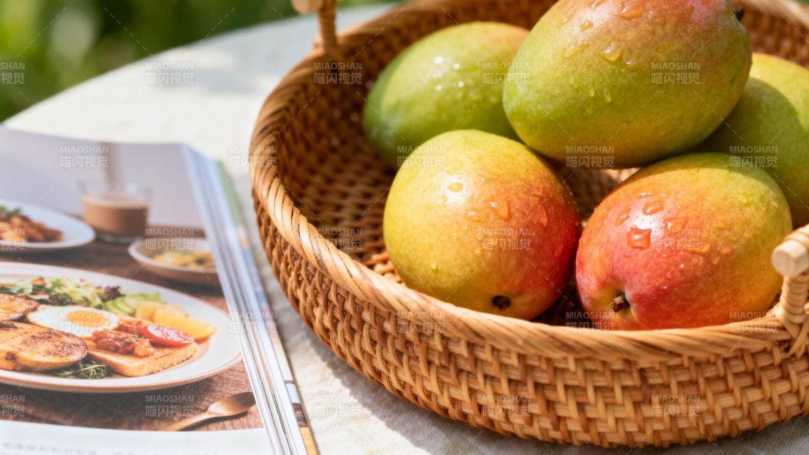 篮中新鲜芒果图片