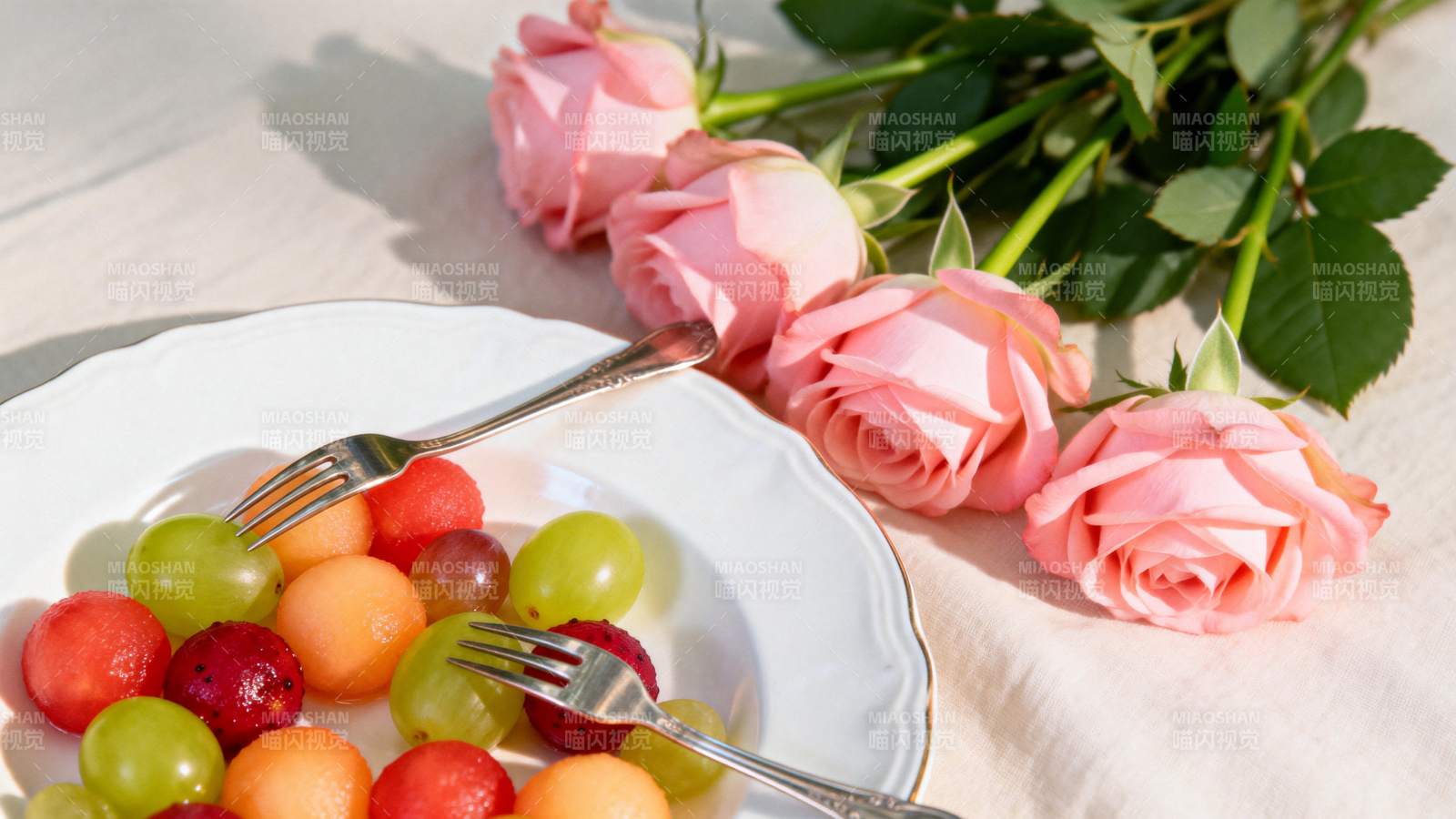 玫瑰与水果的静谧时光图片