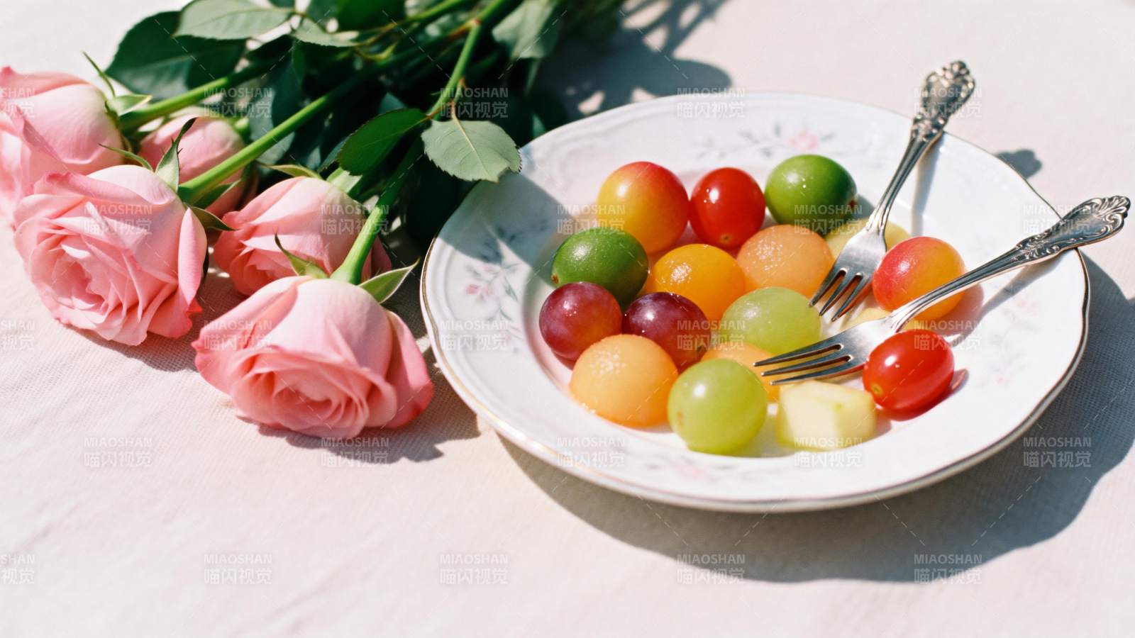 玫瑰与彩果静物图片