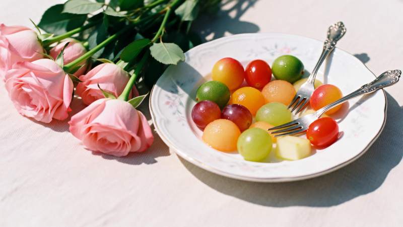 玫瑰与彩果静物图片