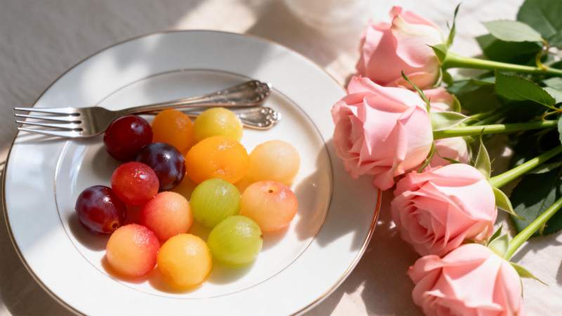 玫瑰与彩葡萄图片