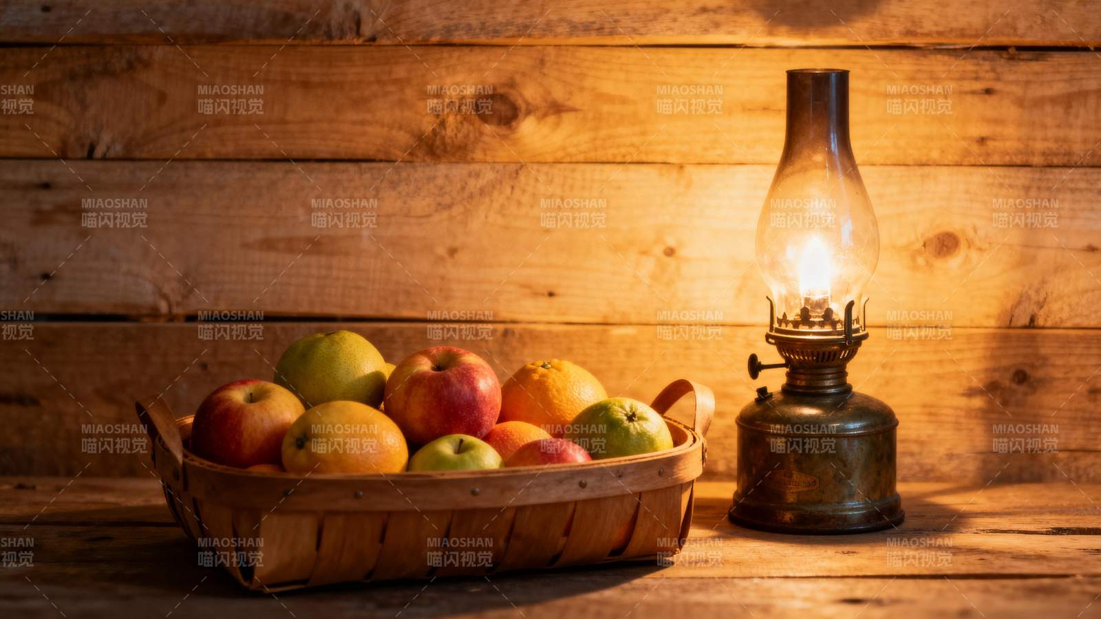 油灯下的苹果篮图片