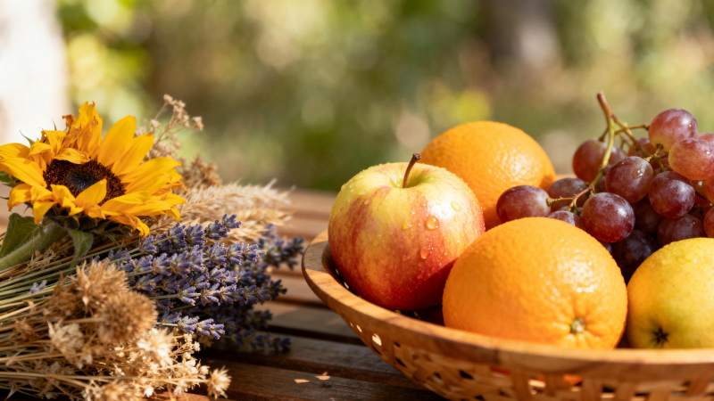 秋日果篮与花束图片