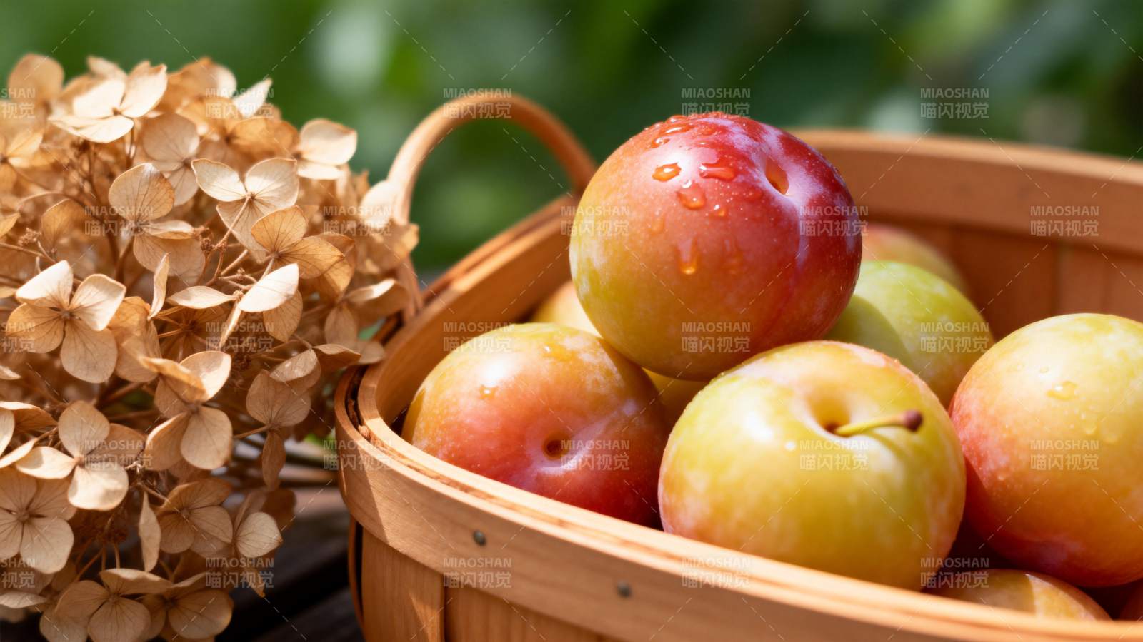 篮中鲜果与干花图片