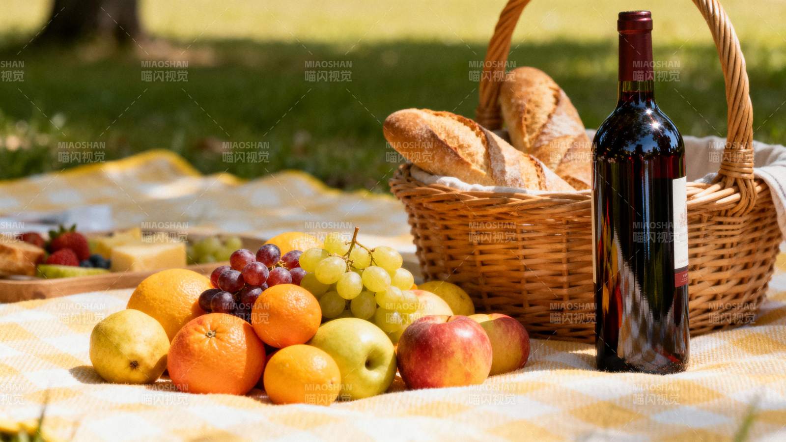 野餐果篮与红酒图片