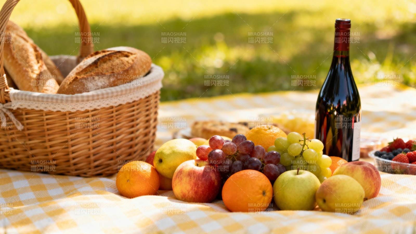 野餐水果与美酒图片