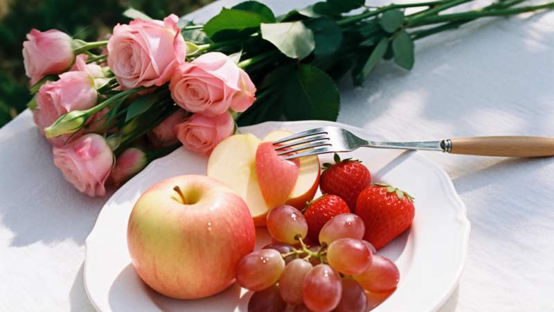 水果与玫瑰的静谧时光图片