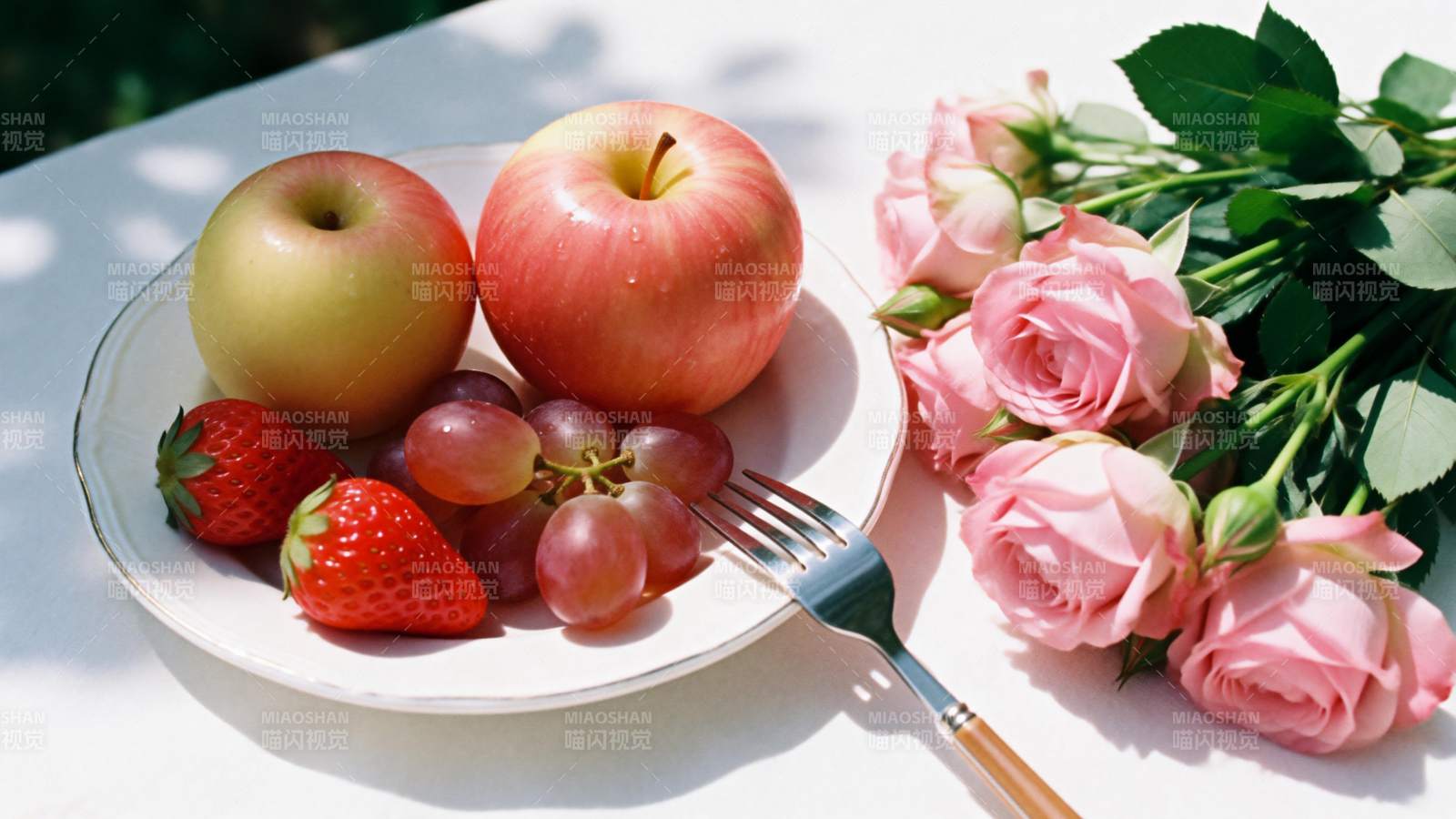 水果与玫瑰的静谧时光图片