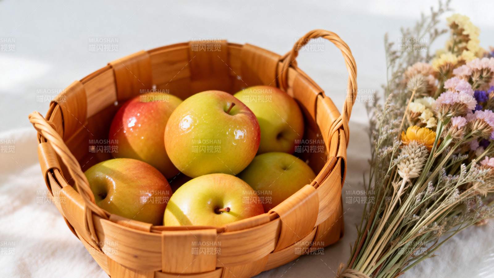 篮中苹果静谧美图片