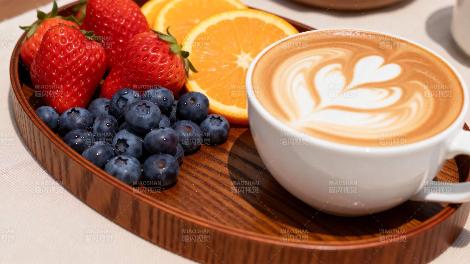 咖啡与水果拼盘图片