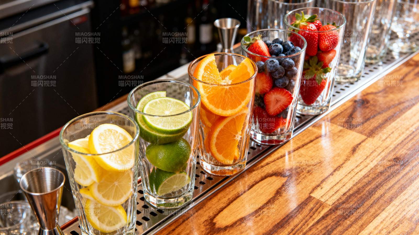 水果饮品准备中图片