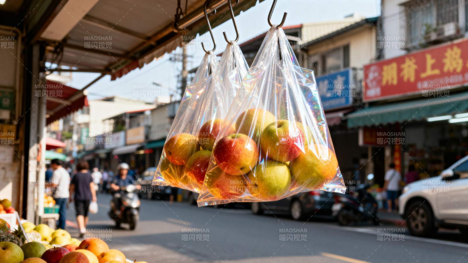 街市悬挂的苹果袋图片