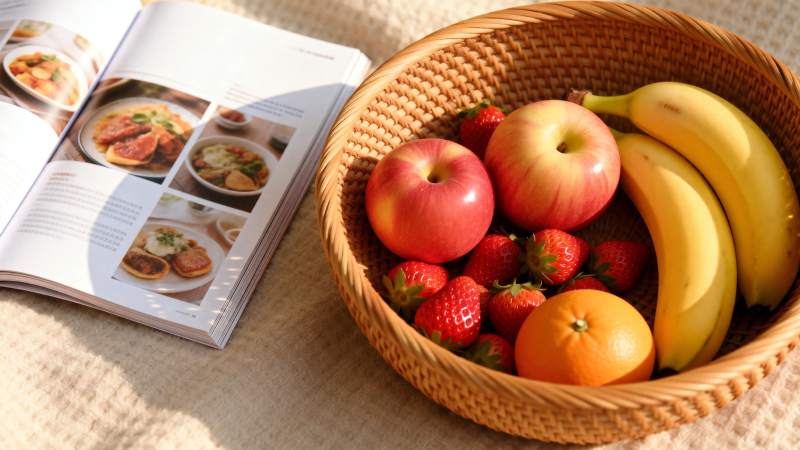 水果篮与食谱书图片